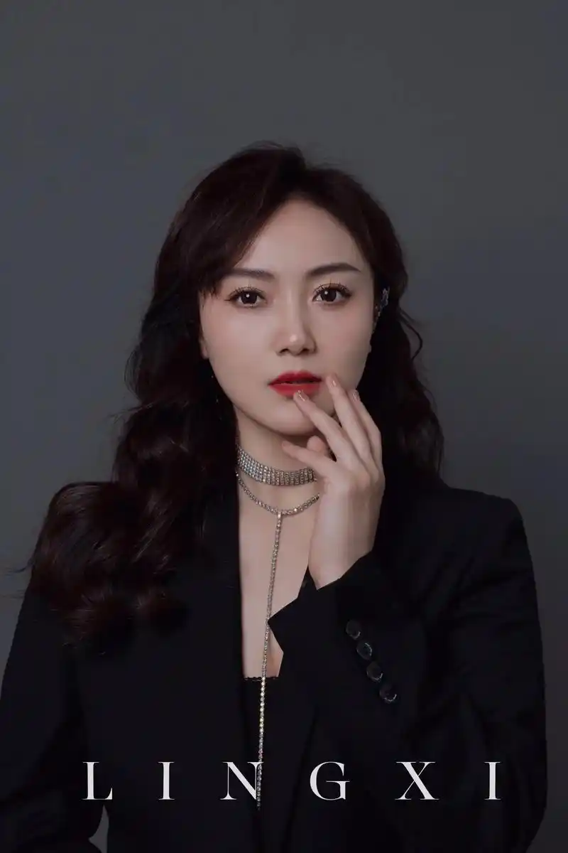 灵茜摄影形象照职场女神