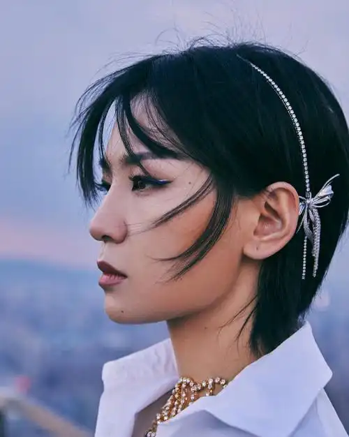 周笔畅花朵流苏项链性感图片