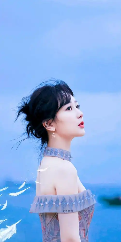 杨紫最新营业照皇冠黑色浴袍造型