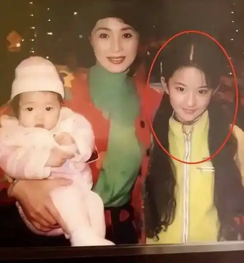 这个时候的刘亦菲和杨采钰一样,也奔波于各种培训班中.