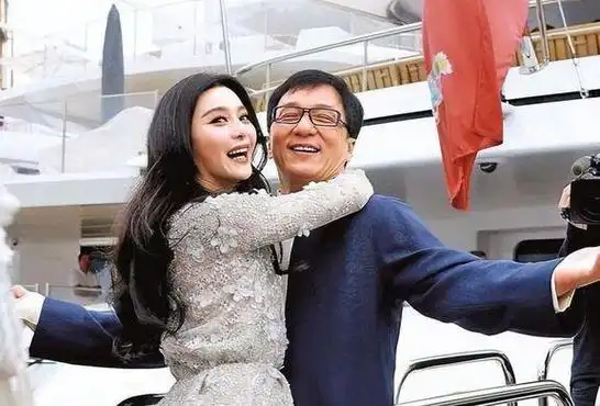 范某某疑遭吃豆腐成龙不仅和杨幂拍摄过亲密合照,甚至还和范冰冰有过