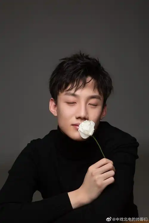 1/ 9@edwardm-馬博洋 中央戏剧学院2018级表演专业   "虽然我不在你