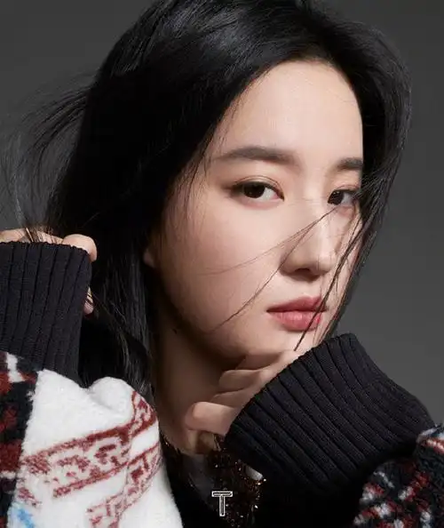 刘亦菲《tmagazine china》中国9月刊的封面 黑色长直发美丽勇敢