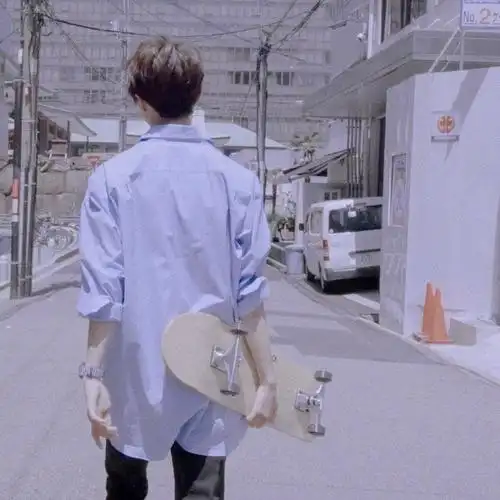 王俊凯的背影原图!