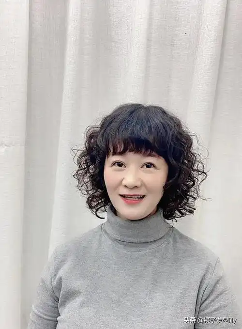 最流行的短发女图片(卷烫小卷短发发型图片)(1)