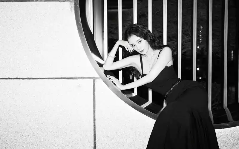 杨幂卷发红唇妩媚高清桌面壁纸