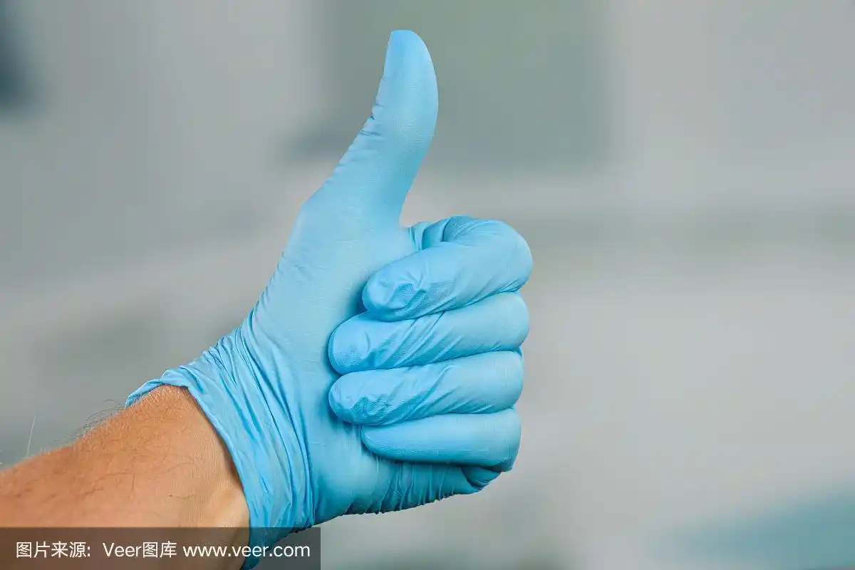 医生戴医用手套的手大拇指朝上