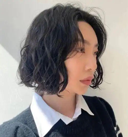 中短烫卷发,头发长度剪到下巴附近,带有修饰脸型的效果,美得刚刚好哦