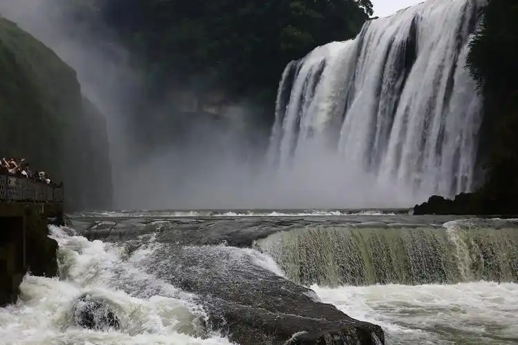 黄果树大瀑布中国最大的瀑布,亚洲第一,世界第三.