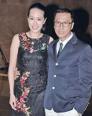 甄子丹与汪诗诗中秋过二人世界酒店鸳鸯戏水