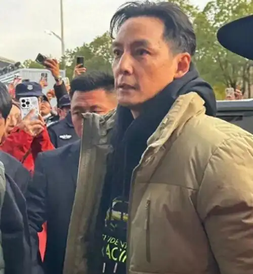 吴彦祖现身武汉被偶遇近照沧桑发际线后移网友男神成老大爷