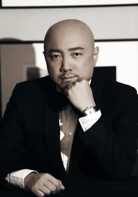 徐峥自称曾是校草,观众以为在开玩笑,看见照片后,大家都信了