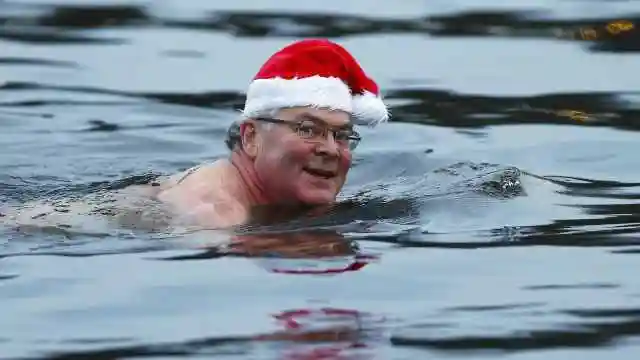 直播:没驯鹿,数百圣诞老人赤膊冬泳