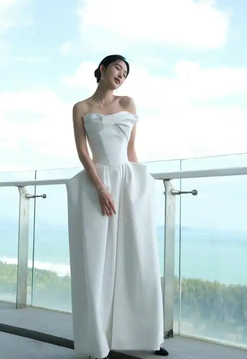 张俪身着抹胸高开叉长裙优雅美丽仪态完美展现好身材