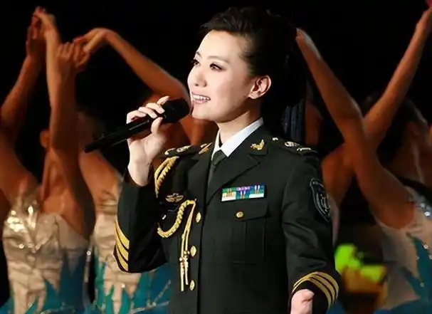 12次登上春晚,6次献唱奥运,嫁给院士邓中翰的谭晶怎样了?