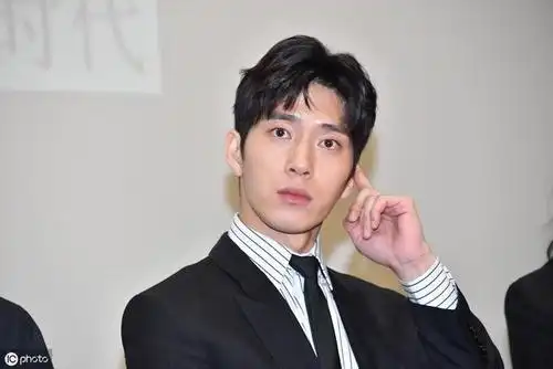 在男明星中,井柏然属于比较典型的"菱形脸",看起来没有小鲜肉的感