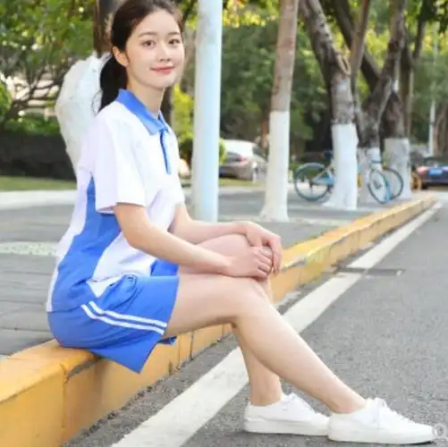 蓝舒容,曾经代表深圳中学校花参加了"魅力女神大赛"进入了总决赛,广东