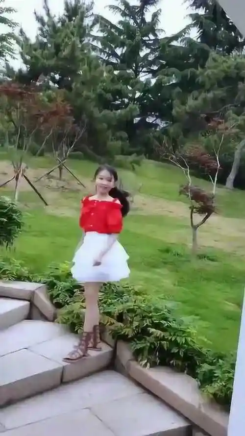 童模宋小睿的这身打扮不愧是有钱人家的孩子气质就是不一般