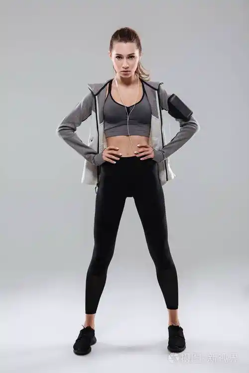 年轻的健身女子在运动服全长肖像照片-正版商用图片01yqua-摄图新视界