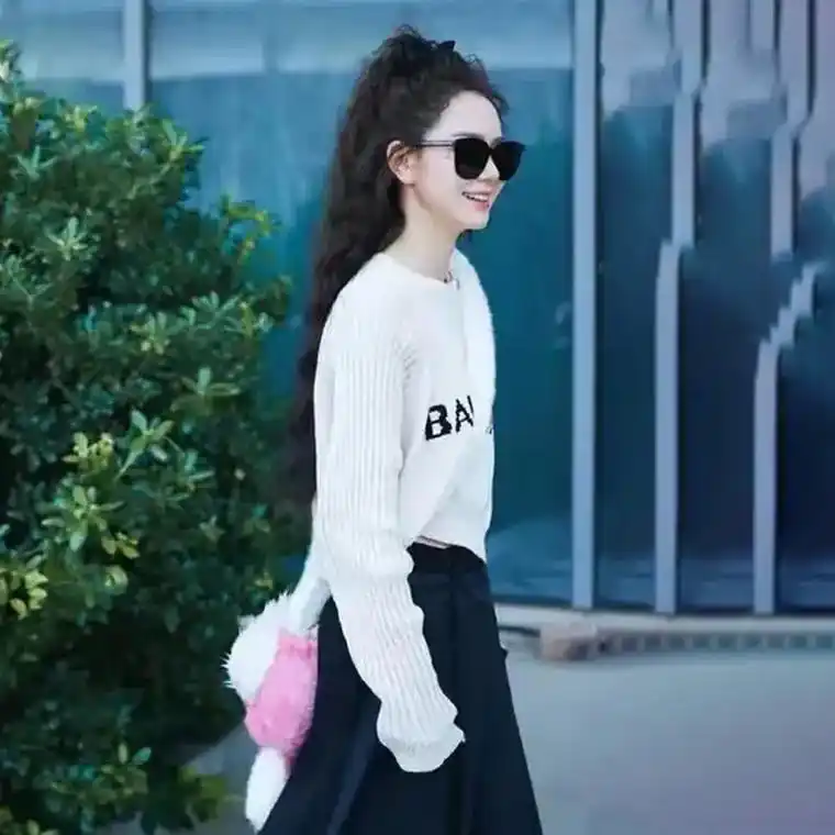 戚薇同款衣服白色字母毛衣女秋冬时尚百搭短款长袖套头针织衫上衣