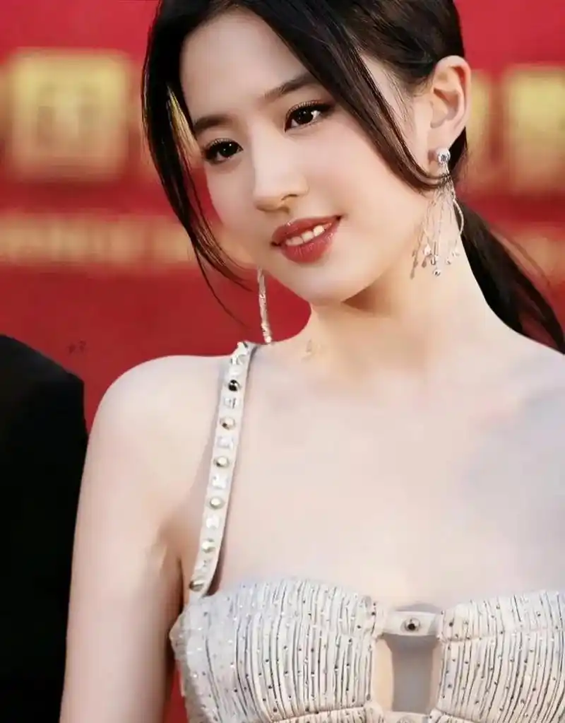 娱乐圈女明星刘亦菲裙装美照!早期妆造真的绝美!