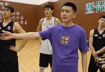 杨茂功:很多球员在表演 杨鸣:劈叉像体操运动员