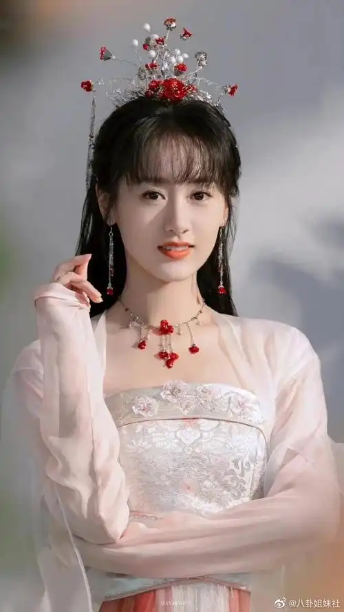 月红篇涂山雅雅一角,恭喜姐姐解锁了又一新角色,袁冰妍的古装扮相一直