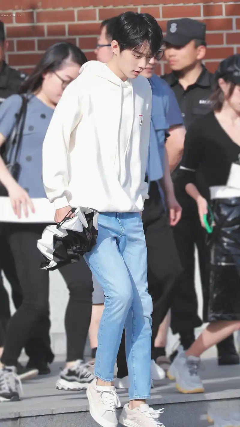 肖战下班照白色卫衣搭配牛仔裤清爽又帅气