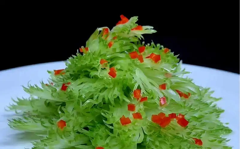 西芹做成吃不起的样子#厨师 #凉菜摆盘装饰技巧 #吃出仪式感 #刀工 #