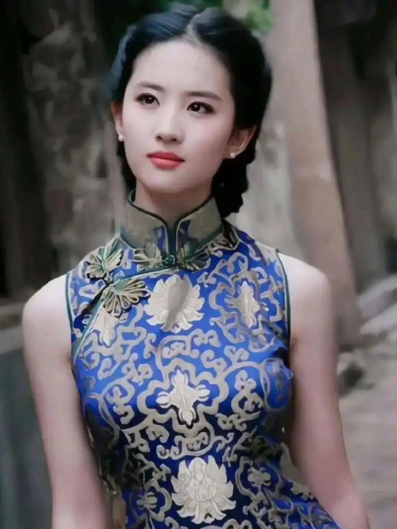 穿上旗袍的刘亦菲,像极了民国时期的复古女郎,身段婀娜,行走间优雅