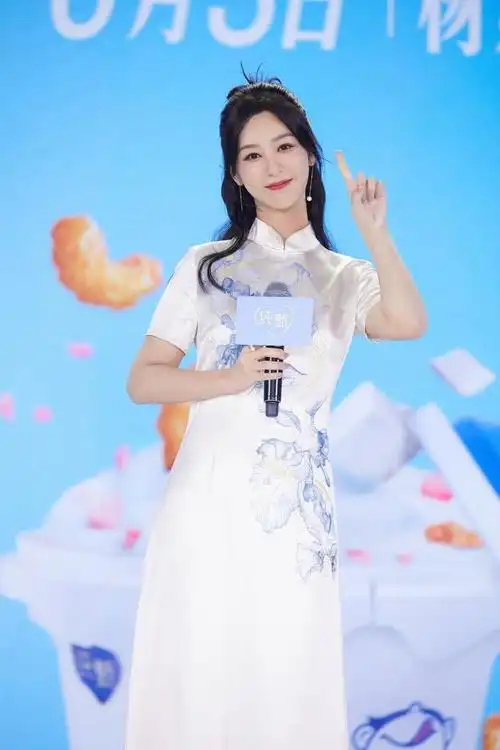 杨紫白色旗袍优雅时尚写真,一颦一笑尽显温婉气质.