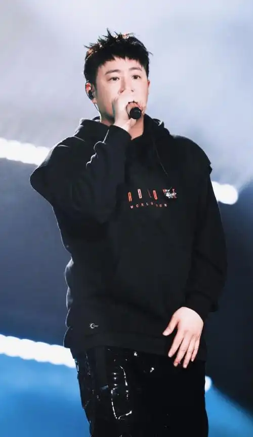 #潘玮柏喜欢黑色的原因找到了##潘玮柏把黑色焊在身上