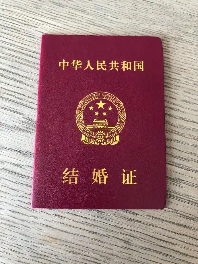 组图:章龄之陈龙结婚六周年晒照 大秀家族成员结婚证