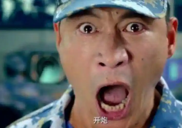 8亿的《战狼2》中饰演海军舰长,那句"开炮"的怒吼十分提气.