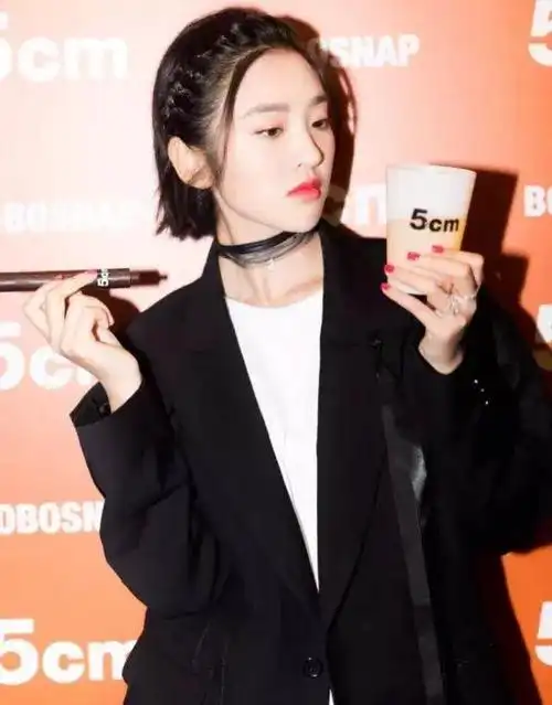 甜笑少女唐艺昕除了一头少女短发,还有花样百出的编发