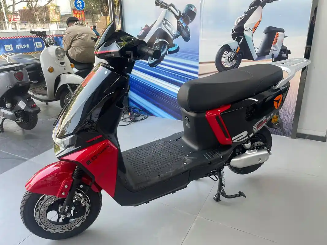 雅迪电动车 新款车型上市,长续航,动力强,冠能系列车型搭配72付23安