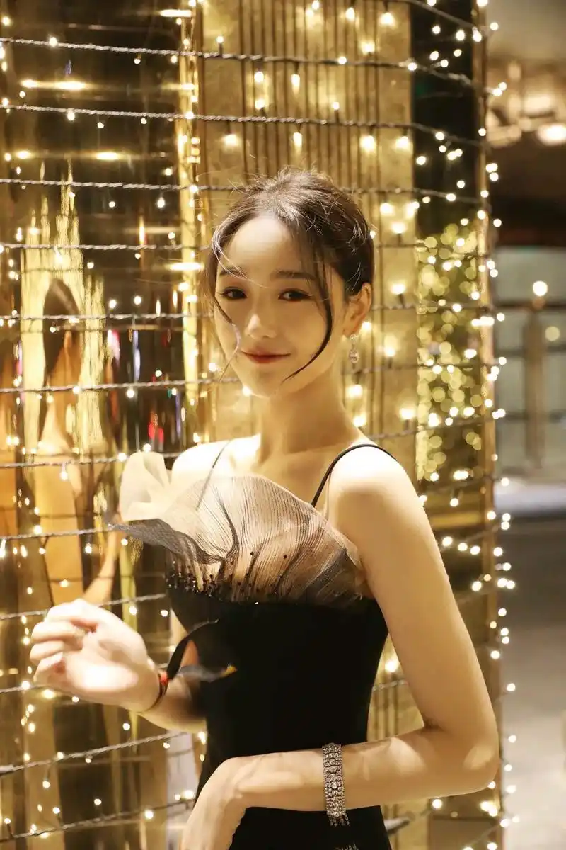 张馨月精美壁纸:温柔可人,性感优雅!