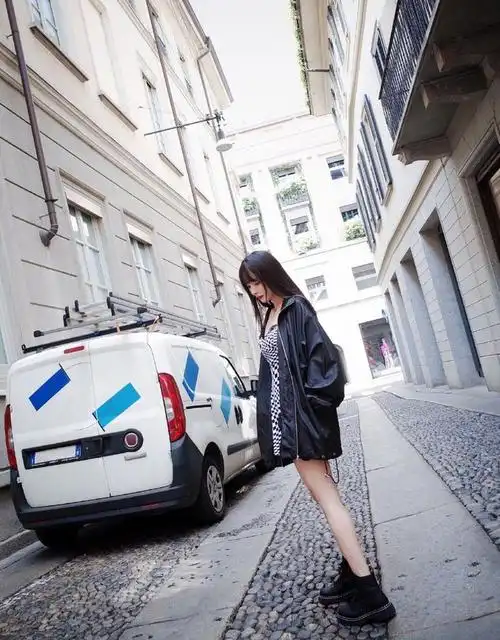 杨幂终于改风格,摇身一变成为酷girl,街拍穿搭太酷炫|卫衣|短裙|上衣