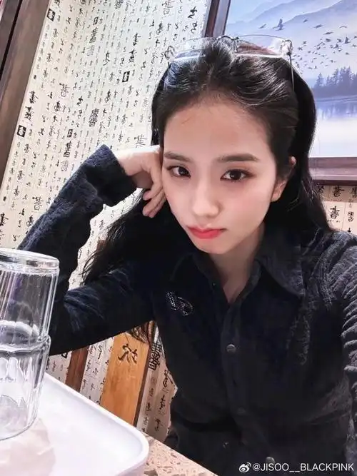 惊喜国际秀场闪耀亮相后jisoo给你送来一份造型攻略