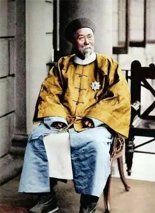 百年前,74岁李鸿章出访美国,穿黄马褂,身高1米8,30艘军舰开道