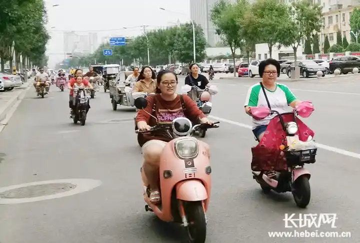 衡水市新华路上,市民骑电动车出行.记者 邢梅智 摄