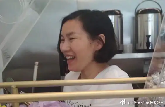 妈妈接王俊凯回家穿旗袍跟小凯身后像保镖还亲手送粉丝礼物