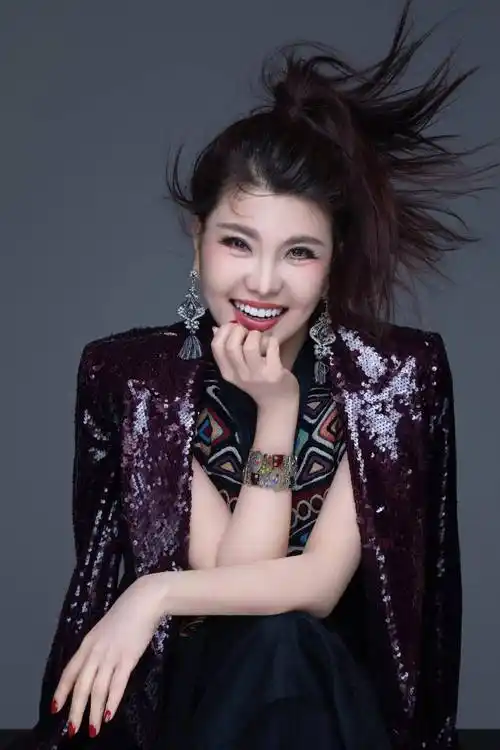 乌兰图雅唱响民族团结一家亲的时代赞歌