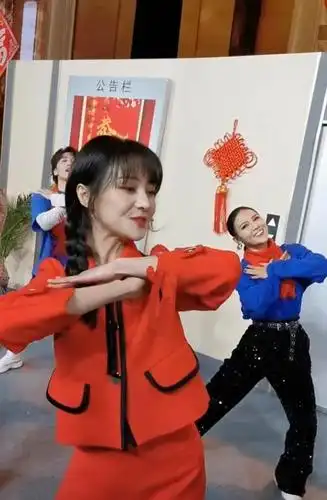 郑爽演小品翩翩起舞,红色套装很有女人味,一双细腿穿长靴直晃荡