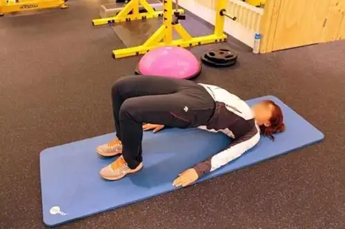 一组简单且有效的提臀动作拱桥姿势