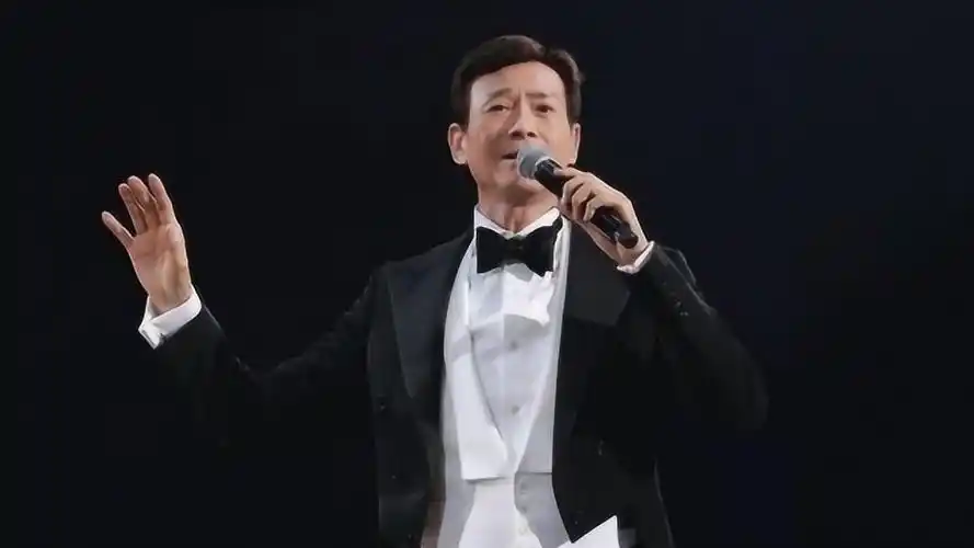 郑少秋现场演唱一首《不是我的错》,这样的郑少秋你喜欢吗