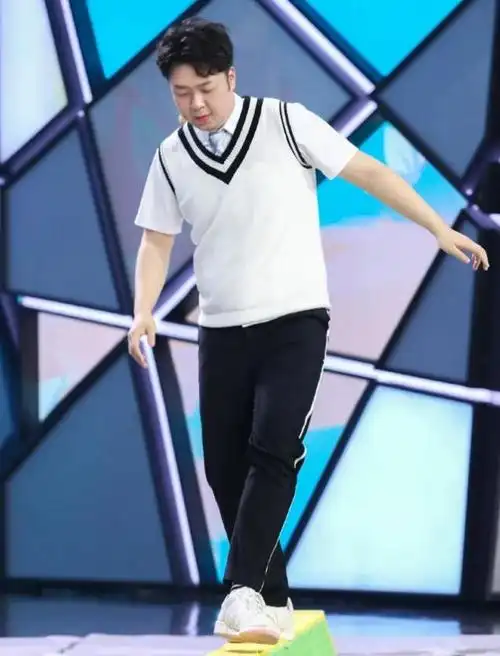 本身就拥有着过人身高的杜海涛在减肥成功之后,其身材比例也是显得