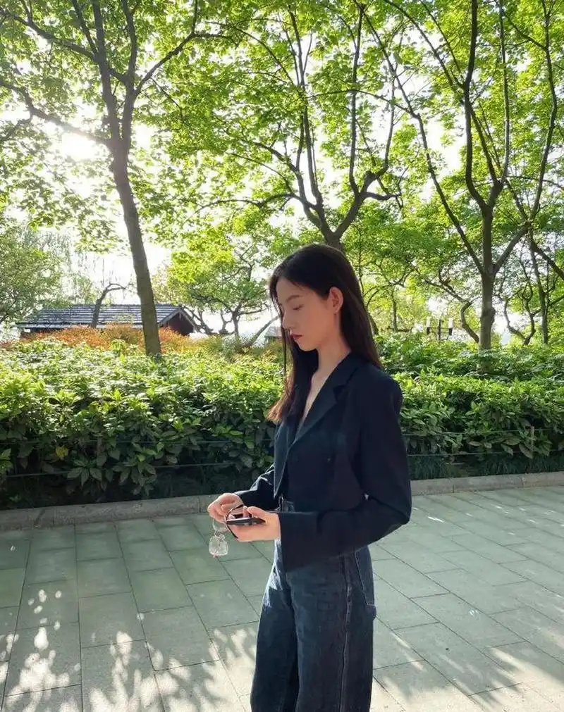 美女李佳宁迷人美照欣赏