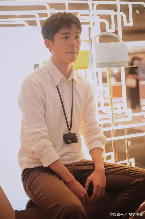 刘昊然留干练短发穿西装帅气有型喝香槟一口闷后表情超可爱