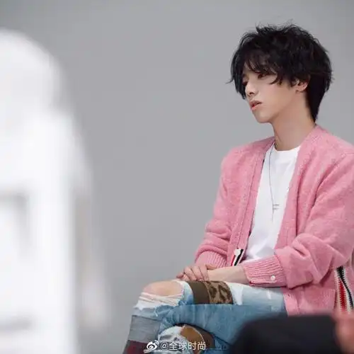 华晨宇 粉红色针织衫# 好久不见的花花终于出现!